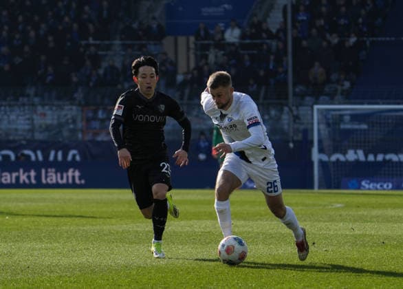 Deutschland: 2.Bundesliga 2025 2026, VFL Bochum vs SC Paderborn, Sonntag 15.02.2026 Vonovia Ruhrstadion (Bochum, Nordrhein-Westfalen, Deutschland) Sebastian Klaas (SC Paderborn, 26) im Zweikampf gegen Koji Miyoshi (VfL Bochum, 23)