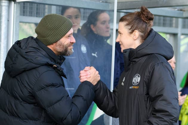 Wolfsburg, Deutschland 15. Februar 2026: 1. Frauenbundesliga - 2025 2026 - VfL Wolfsburg vs. SGS Essen Im Bild: v.li. Trainer Stephan Lerch (VfL) und Trainerin Heleen Jaques (SGS) begrüßen sich vor dem Spiel in Wolfsburg Copyright: HMBxMedia MadeleinexFantini