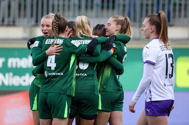 Wolfsburg, Deutschland 15. Februar 2026: 1. Frauenbundesliga - 2025 2026 - VfL Wolfsburg vs. SGS Essen Im Bild: Torschützin Kessya Bussy (VfL), verdeckt im Bild, macht das Tor zum 1:0 für Wolfsburg und jubelt mit ihren Mannschaftskolleginnen Copyright: HMBxMedia MadeleinexFantini