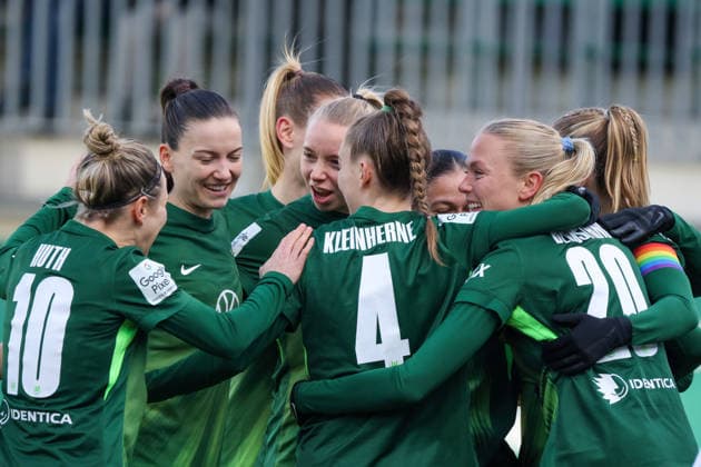 Wolfsburg, Deutschland 15. Februar 2026: 1. Frauenbundesliga - 2025 2026 - VfL Wolfsburg vs. SGS Essen Im Bild: Torschützin Kessya Bussy (VfL), verdeckt im Bild, macht das Tor zum 1:0 für Wolfsburg und jubelt mit ihren Mannschaftskolleginnen Copyright: HMBxMedia MadeleinexFantini