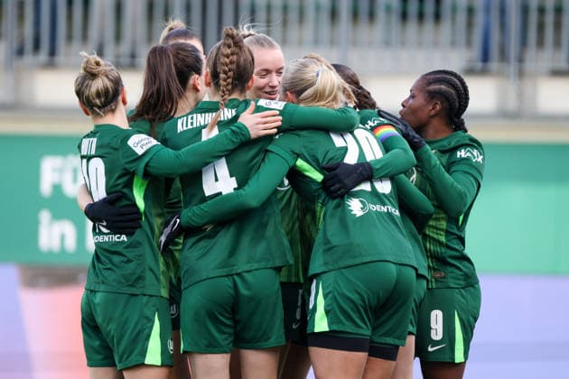 Wolfsburg, Deutschland 15. Februar 2026: 1. Frauenbundesliga - 2025 2026 - VfL Wolfsburg vs. SGS Essen Im Bild: Torschützin Kessya Bussy (VfL), verdeckt im Bild, macht das Tor zum 1:0 für Wolfsburg und jubelt mit ihren Mannschaftskolleginnen Copyright: HMBxMedia MadeleinexFantini