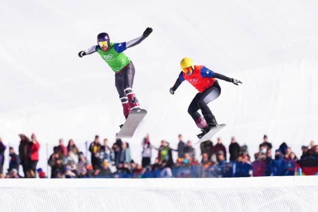 February 15, 2026, Livigno, Italy: Canada s Eliot Grondin, left, and Austria s Jakob Dusek competes in the mixed snowboard cross team event at the Milano Cortina 2026 Winter Olympic Games, Olympische Spiele, Olympia, OS in Livigno, Italy on Sunday, Feb. 15, 2026. Canada News - February 15, 2026  - ZUMAc35_ 20260215_zaf_c35_060 Copyright: xSeanxKilpatrickx