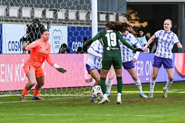 Fußball I Frauen I Saison 2025-2026 I Bundesliga I 18. Spieltag I VfL Wolfsburg - SGS Essen I 15.02.2026 Kessya Bussy (19, VfL Wolfsburg) kommt im Strafraum an den Ball und trifft anschließend mit einem Tor zum 1:0 Wolfsburg AOK Stadion Niedersachsen Deutschland Copyright: xLobeca InesxHähnelx