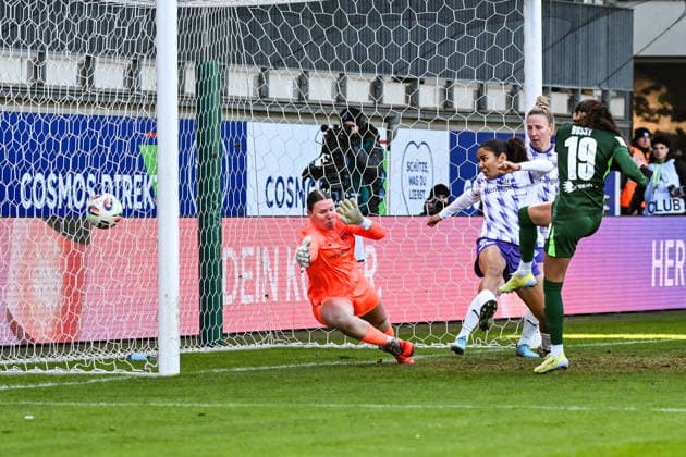 Fußball I Frauen I Saison 2025-2026 I Bundesliga I 18. Spieltag I VfL Wolfsburg - SGS Essen I 15.02.2026 Tor Kessya Bussy (19, VfL Wolfsburg) zum 1:0, überwindet Kim Lea Sindermann (1, SGS Essen) und Ella Touon Mbenoun (32, SGS Essen) Wolfsburg AOK Stadion Niedersachsen Deutschland Copyright: xLobeca InesxHähnelx