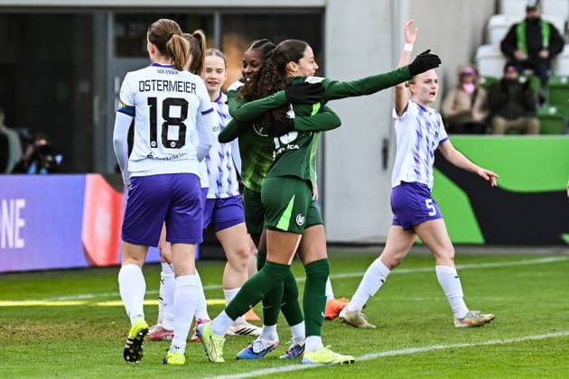 Fußball I Frauen I Saison 2025-2026 I Bundesliga I 18. Spieltag I VfL Wolfsburg - SGS Essen I 15.02.2026 Torjubel Lineth Beerensteyn (9, VfL Wolfsburg) umarmt Kessya Bussy (19, VfL Wolfsburg) nach dem Tor zum 1:0 Wolfsburg AOK Stadion Niedersachsen Deutschland Copyright: xLobeca InesxHähnelx