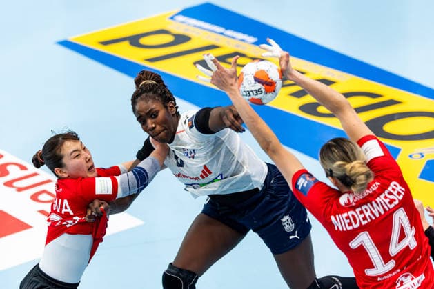 15.02.2026, GER, Handball, Frauen, Saison 2025 2026, EHF European League , Gruppenphase, Thueringer HC - Motherson Mosonmagyarovari KC Laetitia Quist (Motherson Mosonmagyarovari KC), Natsuki Aizawa (Thueringer HC,23), Anika Niederwieser (Thueringer HC,14) 99947 Bad Langensalza Salza Halle Sporthalle Mehrz Thüringen Deutschland