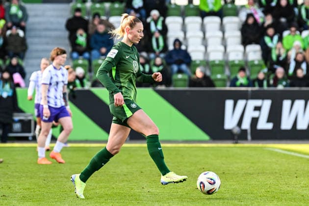 Fußball I Frauen I Saison 2025-2026 I Bundesliga I 18. Spieltag I VfL Wolfsburg - SGS Essen I 15.02.2026 Sarai Linder (39, VfL Wolfsburg) mit Ball Freisteller, Nahaufnahme, Porträt, Portrait, Einzelfoto, Einzelbild, Körper Wolfsburg AOK Stadion Niedersachsen Deutschland Copyright: xLobeca InesxHähnelx