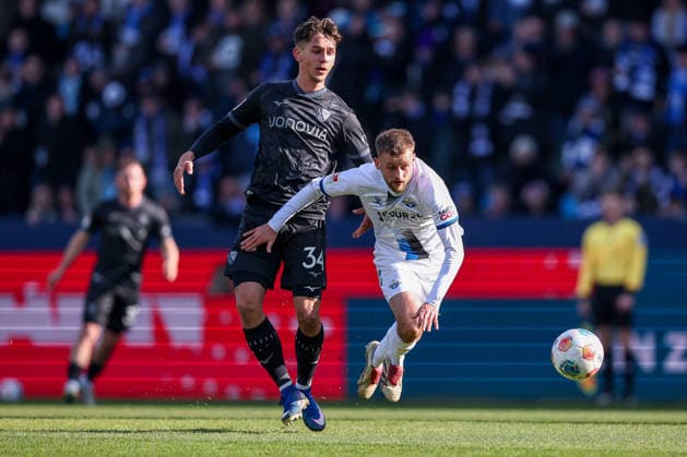 15.02.2026, Fußball, VfL Bochum - SC Paderborn 07, 2. Fußball Bundesliga, 22. Spieltag, Vonovia Ruhrstadion, Saison 2025 2026: Cajetan Lenz (VfL Bochum 34) im Zweikampf gegen Sebastian Klaas (SC Paderborn 26) DFB regulations prohibit any use of photographs as image sequences and or quasi-video. Nordrhein-Westfalen Deutschland