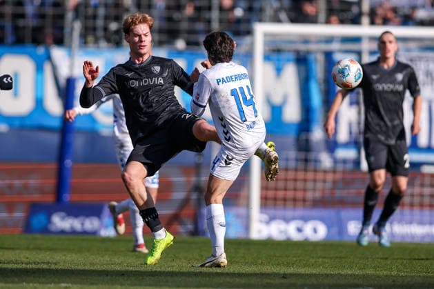 15.02.2026, Fußball, VfL Bochum - SC Paderborn 07, 2. Fußball Bundesliga, 22. Spieltag, Vonovia Ruhrstadion, Saison 2025 2026: Mats Pannewig (VfL Bochum 24) im Zweikampf gegen Mika Baur (SC Paderborn 14) DFB regulations prohibit any use of photographs as image sequences and or quasi-video. Nordrhein-Westfalen Deutschland