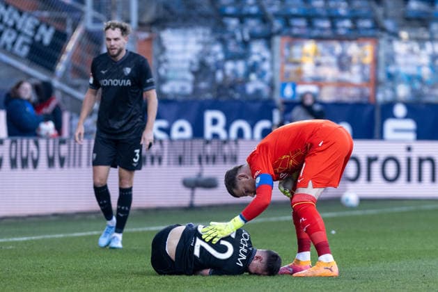 2. Fußball Bundesliga: VfL Bochum - SC Paderborn; 15.02.2026 Maximilian Wittek (VfL Bochum, 32) liegt auf dem Rasen nach der Zweikampf, Timo Horn (VfL Bochum, 1) steht daneben. 2. Fußball Bundesliga: VfL Bochum - SC Paderborn; Vonovia-Ruhrstadion, Bochum; 15.02.2026 DFL regulations prohibit any use of photographs as image sequences and or quasi video.