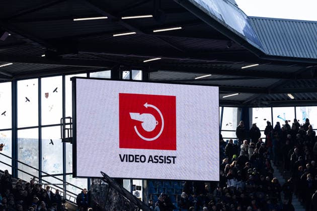 2. Fußball Bundesliga: VfL Bochum - SC Paderborn; 15.02.2026 Symbolbild, Bildschirm auf dem Stadion, VAR, Video Assist. 2. Fußball Bundesliga: VfL Bochum - SC Paderborn; Vonovia-Ruhrstadion, Bochum; 15.02.2026 DFL regulations prohibit any use of photographs as image sequences and or quasi video.