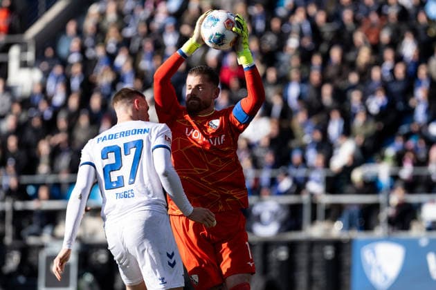 2. Fußball Bundesliga: VfL Bochum - SC Paderborn; 15.02.2026 Timo Horn (VfL Bochum, 1), im Zweikampf mit Steffen Tigges (SC Paderborn, 27) 2. Fußball Bundesliga: VfL Bochum - SC Paderborn; Vonovia-Ruhrstadion, Bochum; 15.02.2026 DFL regulations prohibit any use of photographs as image sequences and or quasi video.