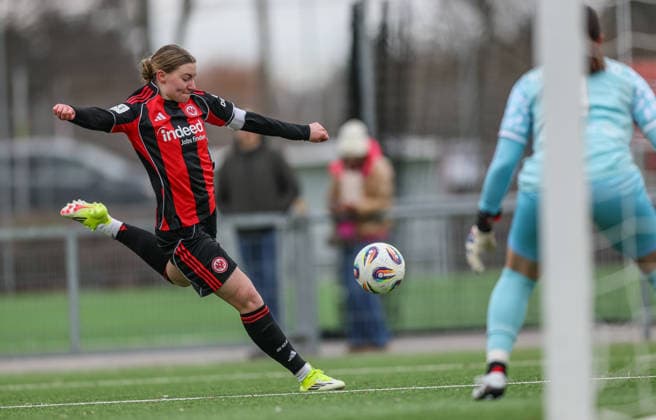 GER, Frankfurt, Eintracht Frankfurt II vs FSV Mainz 05, 2. Frauen Bundesliga, Fussball, DFB, Spielzeit 2025 2026, Stadion am Brentanobad, 17. Spieltag im Bild: Tessa Zimmermann (Eintracht Frankfurt II 20), Torschuss DFB DFL REGULATIONS PROHIBIT ANY USE OF PHOTOGRAPHS AS IMAGE SEQUENCES AND OR QUASI-VIDEO, 15.02.2026 Copyright: HMBxMedia HendrikxHamelau