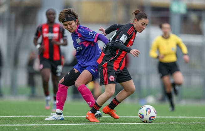 GER, Frankfurt, Eintracht Frankfurt II vs FSV Mainz 05, 2. Frauen Bundesliga, Fussball, DFB, Spielzeit 2025 2026, Stadion am Brentanobad, 17. Spieltag im Bild v.l.: Suguri Hashitani (1. FSV Mainz 05 Frauen 25), Ainhoa Alguacil Amores (Eintracht Frankfurt II) DFB DFL REGULATIONS PROHIBIT ANY USE OF PHOTOGRAPHS AS IMAGE SEQUENCES AND OR QUASI-VIDEO, 15.02.2026 Copyright: HMBxMedia HendrikxHamelau