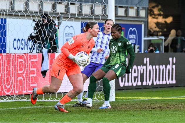 Fußball I Frauen I Saison 2025-2026 I Bundesliga I 18. Spieltag I VfL Wolfsburg - SGS Essen I 15.02.2026 Kim Lea Sindermann (1, SGS Essen) sichert den Ball vor Lineth Beerensteyn (9, VfL Wolfsburg) Wolfsburg AOK Stadion Niedersachsen Deutschland Copyright: xLobeca InesxHähnelx