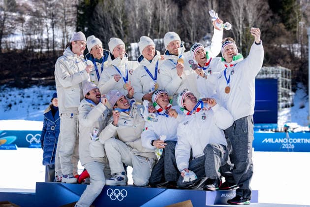 OLYMPICS - Winter Olympic Games, Olympische Spiele, Olympia, OS Milano Cortina 2026 TESERO,ITALY,15.FEB.26 - OLYMPICS, NORDIC SKIING, CROSS COUNTRY SKIING - Winter Olympic Games Milano Cortina 2026, 4X7.5km relay, men, medal ceremony. Image shows Theo Schely, Hugo Lapalus, Mathis Desloges and Victor Lovera (FRA), Johannes Hoesflot Klaebo, Einar Hedegart, Martin Loewstroem Nyenget and Emil Iversen (NOR), Davide Graz, Elia Barp, Martino Carollo and Federico Pellegrino (ITA).  GEPAxpictures xMatthiasxTrinkl