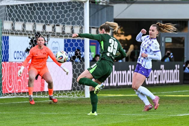 Fußball I Frauen I Saison 2025-2026 I Bundesliga I 18. Spieltag I VfL Wolfsburg - SGS Essen I 15.02.2026 Kim Lea Sindermann (1, SGS Essen) hat den Fokus auf Ball und Sarai Linder (39, VfL Wolfsburg), Maike Berentzen (13, SGS Essen) kommt zum Abwehren heran Wolfsburg AOK Stadion Niedersachsen Deutschland Copyright: xLobeca InesxHähnelx