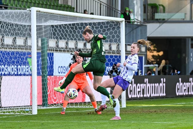 Fußball I Frauen I Saison 2025-2026 I Bundesliga I 18. Spieltag I VfL Wolfsburg - SGS Essen I 15.02.2026 Sarai Linder (39, VfL Wolfsburg) schießt aufs Tor von Kim Lea Sindermann (1, SGS Essen), Maike Berentzen (13, SGS Essen) (r.) mit dem Abwehrversuch Wolfsburg AOK Stadion Niedersachsen Deutschland Copyright: xLobeca InesxHähnelx