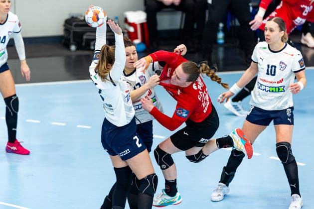 15.02.2026, GER, Handball, Frauen, Saison 2025 2026, EHF European League , Gruppenphase, Thueringer HC - Motherson Mosonmagyarovari KC Luca Farago (Thueringer HC,19), Anna Kukely (Motherson Mosonmagyarovari KC), Eszter Toth (Motherson Mosonmagyarovari KC) 99947 Bad Langensalza Salza Halle Sporthalle Mehrz Thüringen Deutschland