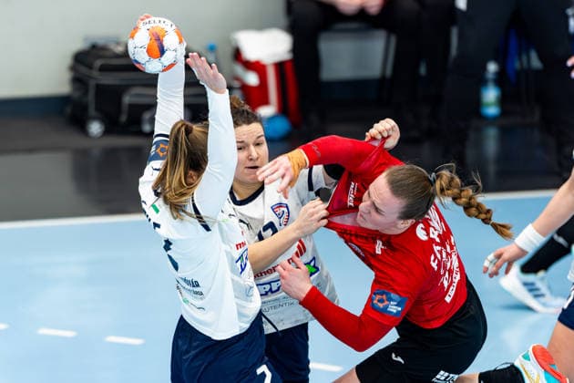 15.02.2026, GER, Handball, Frauen, Saison 2025 2026, EHF European League , Gruppenphase, Thueringer HC - Motherson Mosonmagyarovari KC Luca Farago (Thueringer HC,19), Anna Kukely (Motherson Mosonmagyarovari KC), Eszter Toth (Motherson Mosonmagyarovari KC) 99947 Bad Langensalza Salza Halle Sporthalle Mehrz Thüringen Deutschland