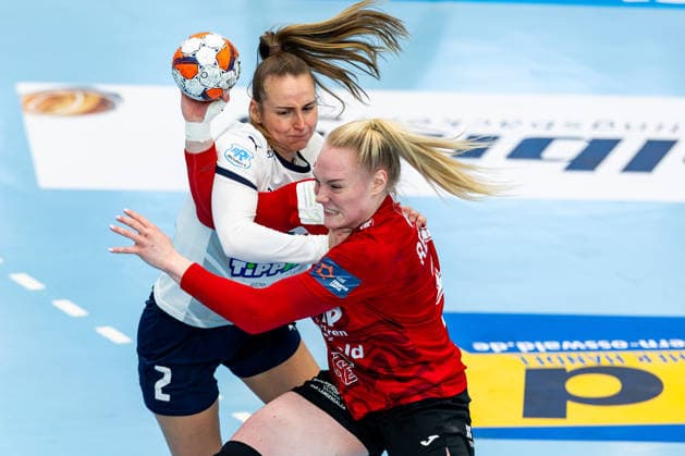 15.02.2026, GER, Handball, Frauen, Saison 2025 2026, EHF European League , Gruppenphase, Thueringer HC - Motherson Mosonmagyarovari KC Eszter Toth (Motherson Mosonmagyarovari KC), Johanna Reichert (Thueringer HC,29) 99947 Bad Langensalza Salza Halle Sporthalle Mehrz Thüringen Deutschland