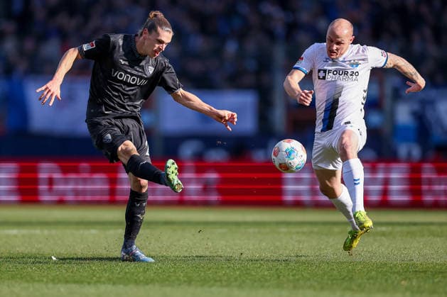 15.02.2026, Fußball, VfL Bochum - SC Paderborn 07, 2. Fußball Bundesliga, 22. Spieltag, Vonovia Ruhrstadion, Saison 2025 2026: Noah Loosli (VfL Bochum 20) im Zweikampf gegen Sven Michel (SC Paderborn 11) DFB regulations prohibit any use of photographs as image sequences and or quasi-video. Nordrhein-Westfalen Deutschland