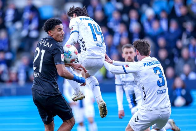 15.02.2026, Fußball, VfL Bochum - SC Paderborn 07, 2. Fußball Bundesliga, 22. Spieltag, Vonovia Ruhrstadion, Saison 2025 2026: Francis Onyeka (VfL Bochum 21) im Zweikampf gegen Mika Baur (SC Paderborn 14) Jonah Sticker (SC Paderborn 03) DFB regulations prohibit any use of photographs as image sequences and or quasi-video. Nordrhein-Westfalen Deutschland
