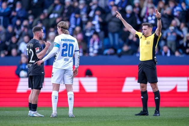 15.02.2026, Fußball, VfL Bochum - SC Paderborn 07, 2. Fußball Bundesliga, 22. Spieltag, Vonovia Ruhrstadion, Saison 2025 2026: Schiedsrichter Tom Bauer zeigt an nach VAR Überprüfung Handspiel mit vorherigem Abseits DFB regulations prohibit any use of photographs as image sequences and or quasi-video. Nordrhein-Westfalen Deutschland