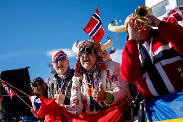 Fans Zuschauer aus Norwegen mit Fahnen Flaggen und Kostuem als Wikinger mit Wikingerhelm, ITA, Olympische Spiele Milano Cortina 2026, Olympia, Langlauf 4 x 7,5 km Staffel Herren, 15.02.2026 ITA, Olympische Spiele Milano Cortina 2026, Olympia, Langlauf 4 x 7,5 km Staffel Herren, 15.02.2026 Tesero *** Fans spectators from Norway with flags and costume as Vikings with Viking helmet, ITA, Olympic Games Milano Cortina 2026, Olympia, cross-country skiing 4 x 7.5 km relay men, 15 02 2026 ITA, Olympic Games Milano Cortina 2026, Olympia, cross-country skiing 4 x 7.5 km relay men, 15 02 2026 Tesero Copyright: xEibner-Pressefoto Memmlerx EP_MMR