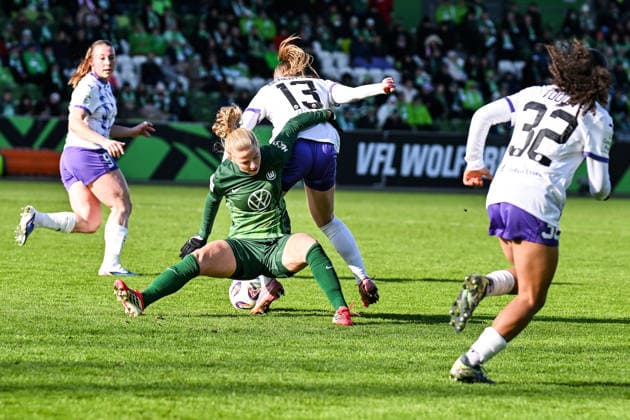 Fußball I Frauen I Saison 2025-2026 I Bundesliga I 18. Spieltag I VfL Wolfsburg - SGS Essen I 15.02.2026 Justine Kielland (18, VfL Wolfsburg) verliert im Zweikampf gegen Maike Berentzen (13, SGS Essen) das Gleichgewicht und stürzt Wolfsburg AOK Stadion Niedersachsen Deutschland Copyright: xLobeca InesxHähnelx