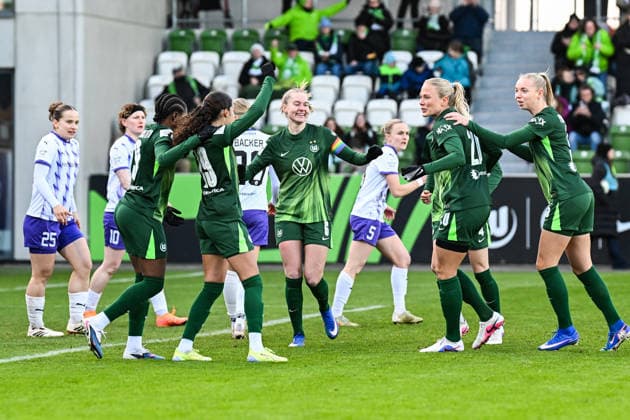 Fußball I Frauen I Saison 2025-2026 I Bundesliga I 18. Spieltag I VfL Wolfsburg - SGS Essen I 15.02.2026 Torjubel VfLWolfsburg, in der Mitte Kapitänin Janina Minge (6, VfL Wolfsburg) Wolfsburg AOK Stadion Niedersachsen Deutschland Copyright: xLobeca InesxHähnelx