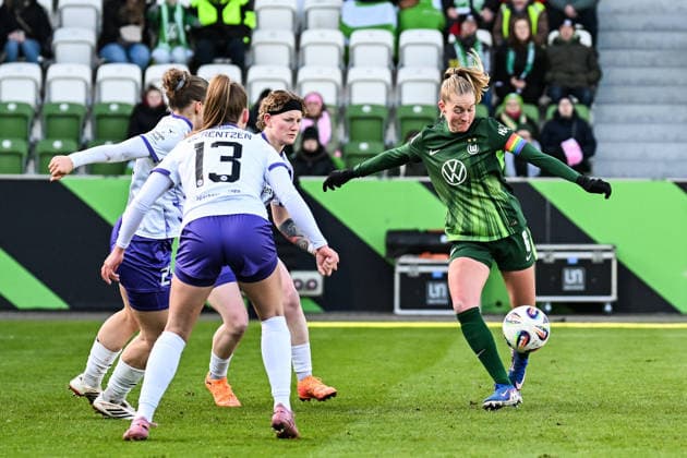 Fußball I Frauen I Saison 2025-2026 I Bundesliga I 18. Spieltag I VfL Wolfsburg - SGS Essen I 15.02.2026 Janina Minge (6, VfL Wolfsburg) zieht beim Torschuss 3 Essener Spielerinnen auf sich Wolfsburg AOK Stadion Niedersachsen Deutschland Copyright: xLobeca InesxHähnelx