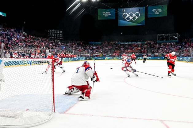 15 02 2026, Milano, Santa Giulia Ice hockey, Eishockey Arena, Winter Olympics: Switzerland - Czechia (Ice Hockey), Dean Kukan of Switzerland scores the game winning goal against goalkeeper Lukas Dostal of Czechia Milano Santa Giulia Ice Hockey Arena Lombardy Italy *** 15 02 2026, Milano, Santa Giulia Ice Hockey Arena, Winter Olympics Switzerland Czechia Ice Hockey , Dean Kukan of Switzerland scores the game winning goal against goalkeeper Lukas Dostal of Czechia Milano Santa Giulia Ice Hockey Arena Lombardy Italy Copyright: xJustPictures.ch AndreaxBrancax jp-en-AnBr-AB-DSC_561515022026