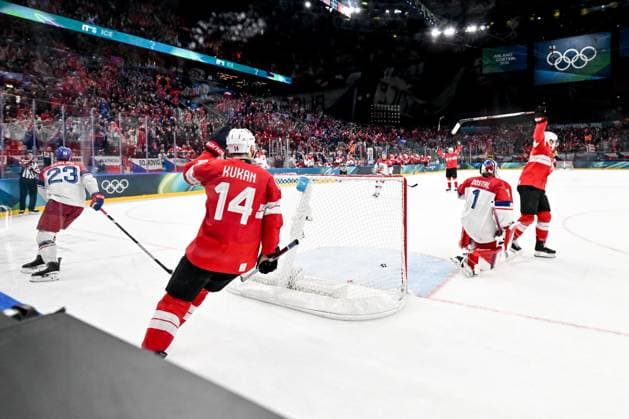 15 02 2026, Milano, Santa Giulia Ice hockey, Eishockey Arena, Winter Olympics: Switzerland - Czechia (Ice Hockey), Dean Kukan of Switzerland scores the game winning goal against goalkeeper Lukas Dostal of Czechia Milano Santa Giulia Ice Hockey Arena Lombardy Italy *** 15 02 2026, Milano, Santa Giulia Ice Hockey Arena, Winter Olympics Switzerland Czechia Ice Hockey , Dean Kukan of Switzerland scores the game winning goal against goalkeeper Lukas Dostal of Czechia Milano Santa Giulia Ice Hockey Arena Lombardy Italy Copyright: xJustPictures.ch AndreaxBrancax jp-en-AnBr-AB-DSC_565215022026
