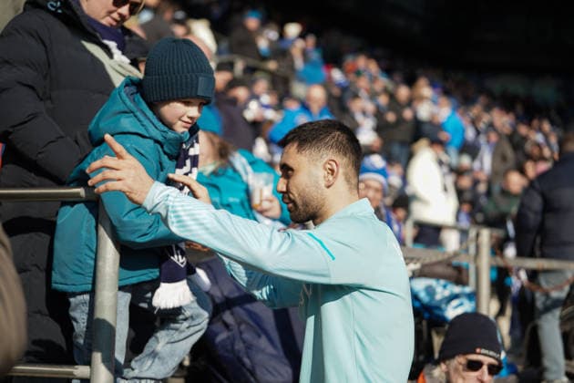 Deutschland: 2.Bundesliga 2025 2026, VFL Bochum vs SC Paderborn, Sonntag 15.02.2026 Vonovia Ruhrstadion (Bochum, Nordrhein-Westfalen, Deutschland) Gerrit Holtmann (VfL Bochum, 17) mit einem kleine Fan