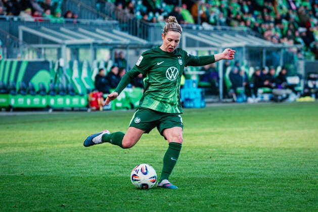 Google Pixel Frauen-Bundesliga: VfL Wolfsburg vs. SGS Essen, 15.02.2026 Svenja Huth (VfL Wolfsburg, 10) flankt; Fußball, Google Pixel Frauen-Bundesliga, 14. Spieltag: VfL Wolfsburg vs. SGS Essen am 15.02.2026 im AOK Stadion, Wolfsburg DFB REGULATIONS PROHIBIT ANY USE OF PHOTOGRAPHS AS IMAGE SEQUENCES AND OR QUASI-VIDEO. Copyright: xBEAUTIFULxSPORTS Tonhäuserx
