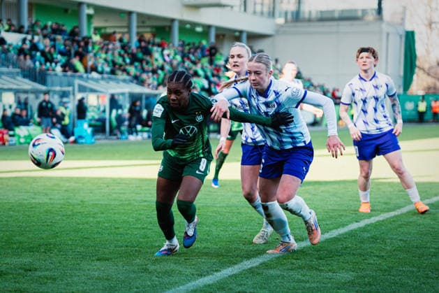 Google Pixel Frauen-Bundesliga: VfL Wolfsburg vs. SGS Essen, 15.02.2026 Mannschaftsfoto SGS Essen vor Anpfiff; Fußball, Google Pixel Frauen-Bundesliga, 14. Spieltag: VfL Wolfsburg vs. SGS Essen am 15.02.2026 im AOK Stadion, Wolfsburg DFB REGULATIONS PROHIBIT ANY USE OF PHOTOGRAPHS AS IMAGE SEQUENCES AND OR QUASI-VIDEO. Copyright: xBEAUTIFULxSPORTS Tonhäuserx
