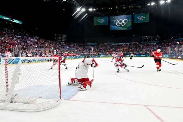 15 02 2026, Milano, Santa Giulia Ice hockey, Eishockey Arena, Winter Olympics: Switzerland - Czechia (Ice Hockey), Dean Kukan of Switzerland scores the game winning goal against goalkeeper Lukas Dostal of Czechia Milano Santa Giulia Ice Hockey Arena Lombardy Italy *** 15 02 2026, Milano, Santa Giulia Ice Hockey Arena, Winter Olympics Switzerland Czechia Ice Hockey , Dean Kukan of Switzerland scores the game winning goal against goalkeeper Lukas Dostal of Czechia Milano Santa Giulia Ice Hockey Arena Lombardy Italy Copyright: xJustPictures.ch AndreaxBrancax jp-en-AnBr-AB-DSC_561715022026