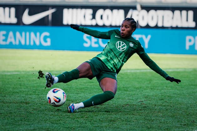 Google Pixel Frauen-Bundesliga: VfL Wolfsburg vs. SGS Essen, 15.02.2026 Lineth Beerensteyn (VfL Wolfsburg, 9) schießt; Fußball, Google Pixel Frauen-Bundesliga, 14. Spieltag: VfL Wolfsburg vs. SGS Essen am 15.02.2026 im AOK Stadion, Wolfsburg DFB REGULATIONS PROHIBIT ANY USE OF PHOTOGRAPHS AS IMAGE SEQUENCES AND OR QUASI-VIDEO. Copyright: xBEAUTIFULxSPORTS Tonhäuserx
