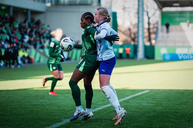Google Pixel Frauen-Bundesliga: VfL Wolfsburg vs. SGS Essen, 15.02.2026 Mannschaftsfoto SGS Essen vor Anpfiff; Fußball, Google Pixel Frauen-Bundesliga, 14. Spieltag: VfL Wolfsburg vs. SGS Essen am 15.02.2026 im AOK Stadion, Wolfsburg DFB REGULATIONS PROHIBIT ANY USE OF PHOTOGRAPHS AS IMAGE SEQUENCES AND OR QUASI-VIDEO. Copyright: xBEAUTIFULxSPORTS Tonhäuserx