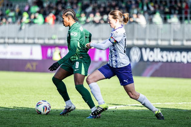 Deutschland: Google Pixel Frauen-Bundesliga 2025 2026, 18. Spieltag - VfL Wolfsburg vs SGS Essen - AOK-Stadion (Wolfsburg): Lineth Beerensteyn (VfL Wolfsburg, 9) Lena Ostermeier (SGS Essen, 18) im Zweikampf Copyright: xAylinxKreutzsteinx
