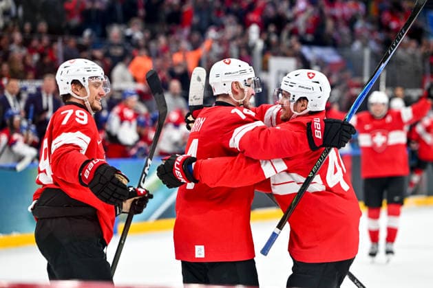 15 02 2026, Milano, Santa Giulia Ice hockey, Eishockey Arena, Winter Olympics: Switzerland - Czechia (Ice Hockey), Dean Kukan of Switzerland celebrate the victory with Calvin Thurkauf of Switzerland and Pius Suter of Switzerland Milano Santa Giulia Ice Hockey Arena Lombardy Italy *** 15 02 2026, Milano, Santa Giulia Ice Hockey Arena, Winter Olympics Switzerland Czechia Ice Hockey , Dean Kukan of Switzerland celebrate the victory with Calvin Thurkauf of Switzerland and Pius Suter of Switzerland Milano Santa Giulia Ice Hockey Arena Lombardy Italy Copyright: xJustPictures.ch AndreaxBrancax jp-en-AnBr-AB-AAB_404915022026