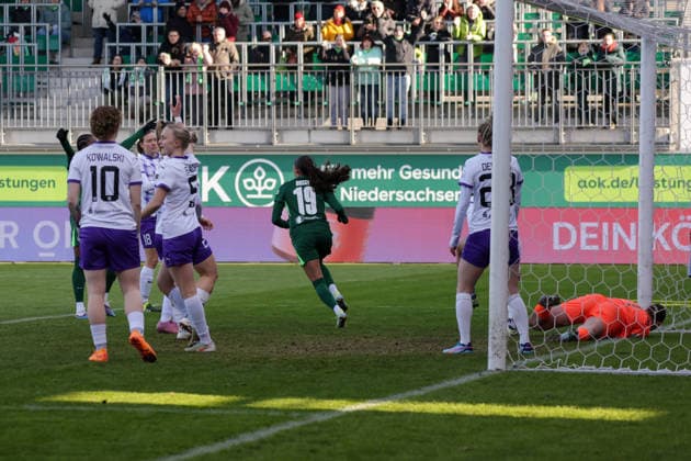 15.02.2026, xgrfx, Fussball Google Pixel Frauen-Bundesliga, VfL Wolfsburg - SGS Essen v.l. Tor, Kessya Bussy (VfL Wolfsburg) (DFL DFB REGULATIONS PROHIBIT ANY USE OF PHOTOGRAPHS as IMAGE SEQUENCES and or QUASI-VIDEO) Wolfsburg