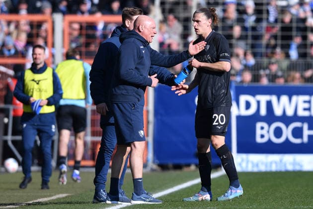 Fußball 2. Bundesliga 22. Spieltag VfL Bochum - SC Paderborn 07 am 15.02.2026 im Vonovia Ruhrstadion in Bochum Uwe Rösler ( Trainer Cheftrainer Bochum ), links - Noah Loosli ( Bochum ), rechts DFL regulations prohibit any use of photographs as image sequences and or quasi-video.