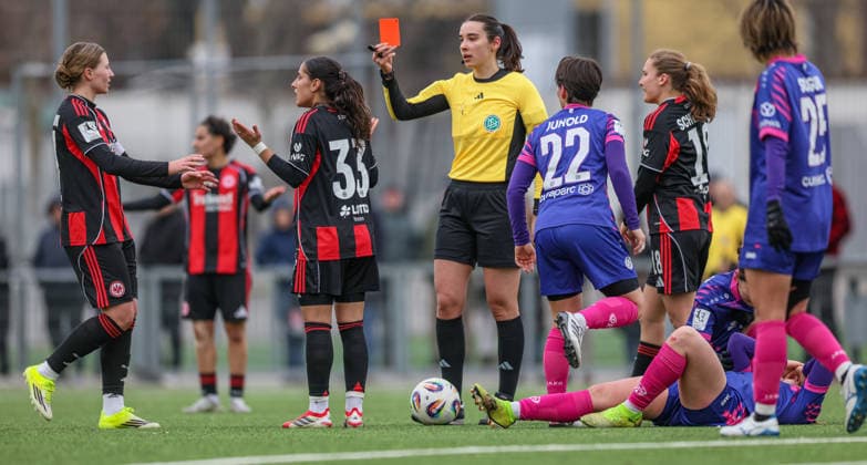 GER, Frankfurt, Eintracht Frankfurt II vs FSV Mainz 05, 2. Frauen Bundesliga, Fussball, DFB, Spielzeit 2025 2026, Stadion am Brentanobad, 17. Spieltag im Bild v.l.: Ilyada Acikgöz (Eintracht Frankfurt) trifft Tamar Goren (1. FSV Mainz 05 Frauen 13) und sieht die rote Karte von Schiedsrichterin Lea Kretschmar DFB DFL REGULATIONS PROHIBIT ANY USE OF PHOTOGRAPHS AS IMAGE SEQUENCES AND OR QUASI-VIDEO, 15.02.2026 Copyright: HMBxMedia HendrikxHamelau