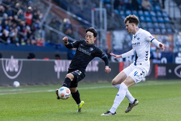 2. Fußball Bundesliga: VfL Bochum - SC Paderborn; 15.02.2026 Koji Miyoshi (VfL Bochum, 23), Calvin Brackelmann (SC Paderborn, 4) 2. Fußball Bundesliga: VfL Bochum - SC Paderborn; Vonovia-Ruhrstadion, Bochum; 15.02.2026 DFL regulations prohibit any use of photographs as image sequences and or quasi video.