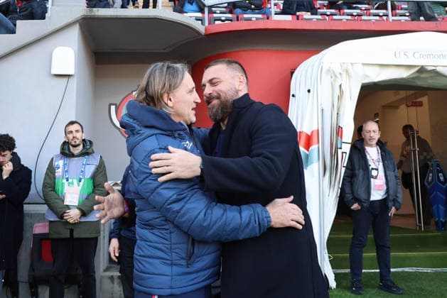Cremonese s head coach Davide Nicola and Genoa s Daniele De Rossi head coach during the Serie A soccer match between Cremonese and Genoa at the Giovanni Zini Stadium in Cremona Italy, 15 february 2026. - Soccer .  Copyright: xAlbertoxMariani LaPressex
