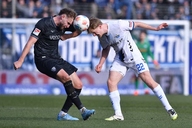 Fußball 2. Bundesliga 22. Spieltag VfL Bochum - SC Paderborn 07 am 15.02.2026 im Vonovia Ruhrstadion in Bochum Philipp Strompf ( Bochum ), links - Mattes Hansen ( Paderborn ), rechts DFL regulations prohibit any use of photographs as image sequences and or quasi-video.