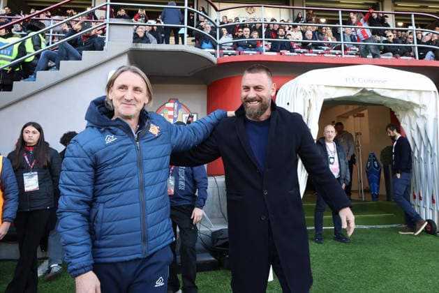 Cremonese s head coach Davide Nicola and Genoa s Daniele De Rossi head coach during the Serie A soccer match between Cremonese and Genoa at the Giovanni Zini Stadium in Cremona Italy, 15 february 2026. - Soccer .  Copyright: xAlbertoxMariani LaPressex