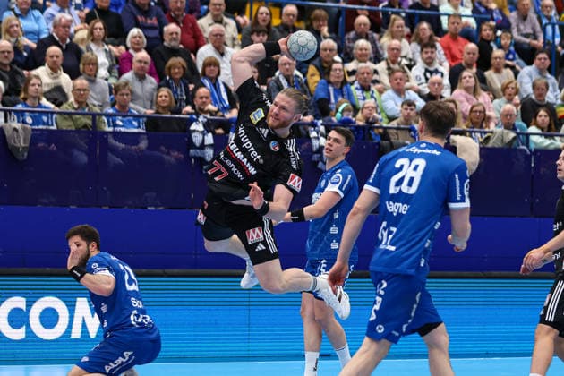 15.02.2026, xKWIx, Handball, DAIKIN HBL, TBV Lemgo Lippe - HC Erlangen, PHOENIX CONTACT arena: Maciej Gebala (HC Erlangen 77) beim Torwurf Photo: xKamilxWilkowskixPressefotoKochx NRW Deutschland